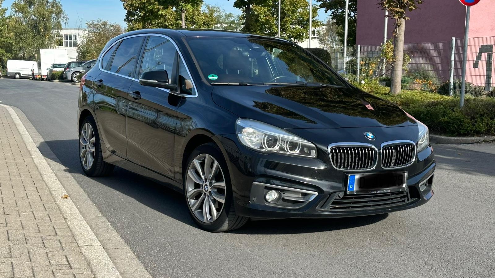 BMW 220 i Active Tourer Luxury Line Sport Pano Autom