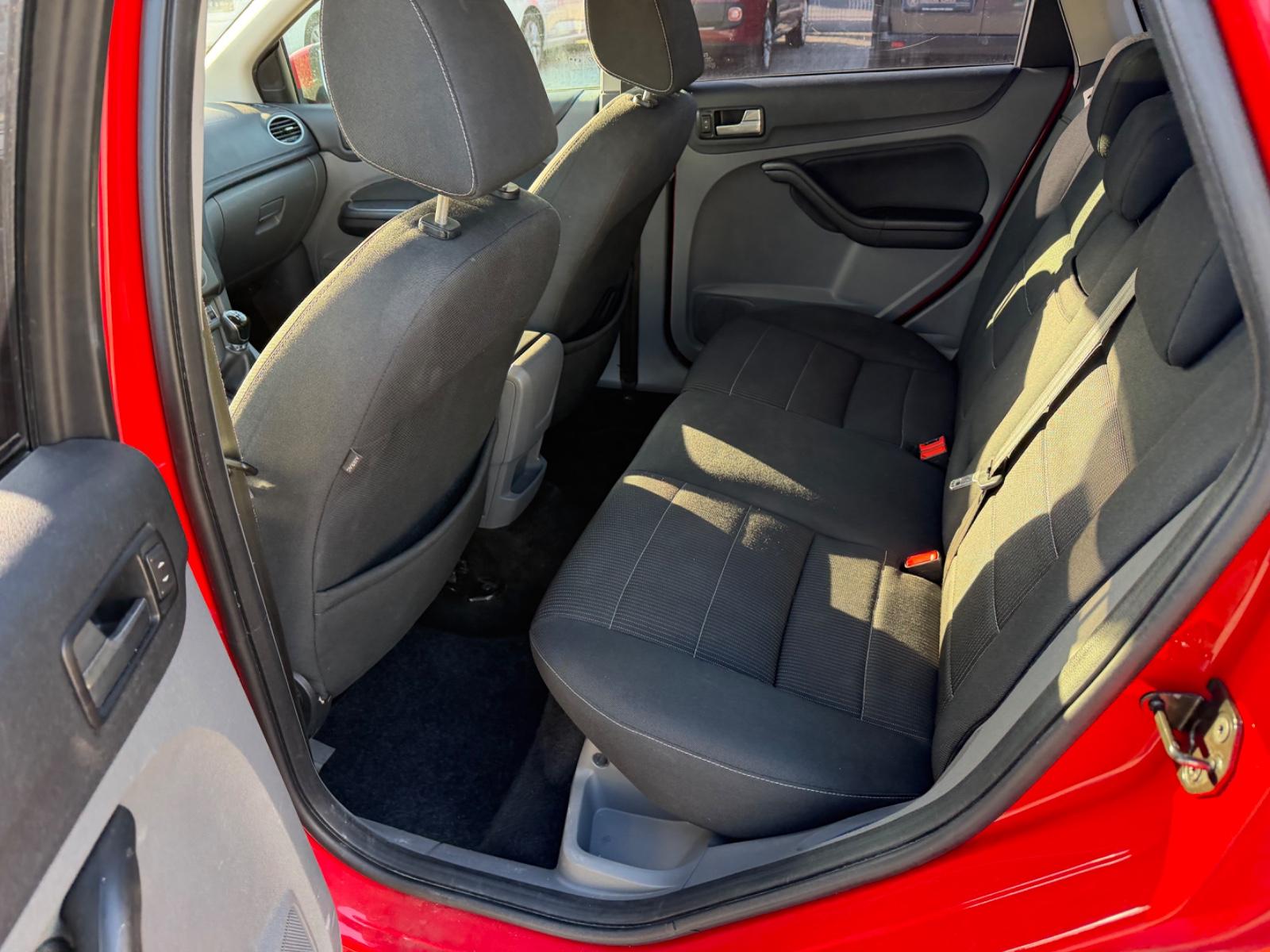 Ford Focus 2010 — photo 17
