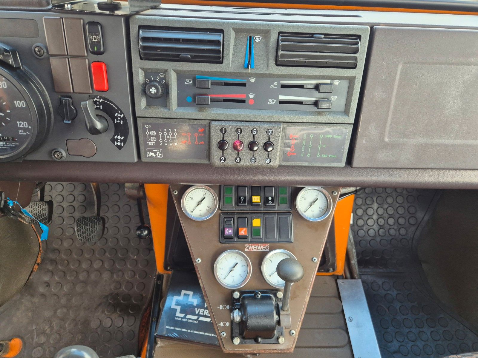 Fahrzeugabbildung Mercedes-Benz Unimog U1600 4x4 Zweiweg ZW 100 S Railway 11584h