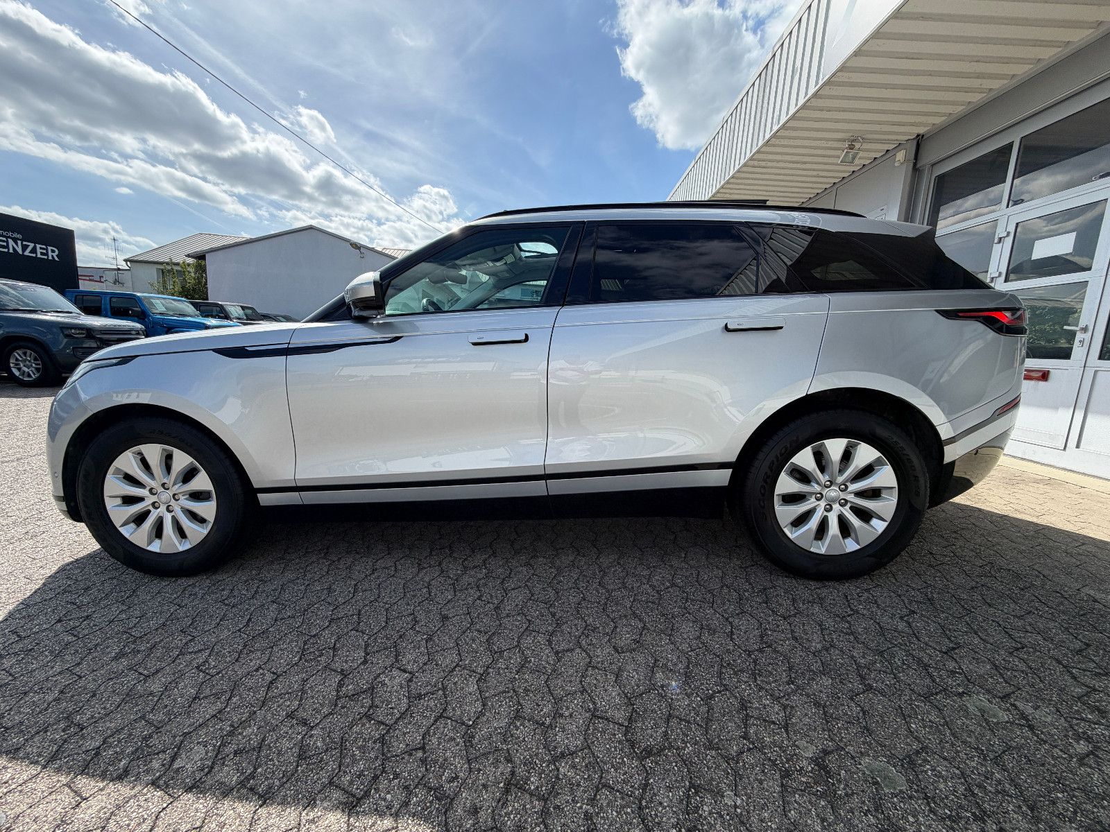 Fahrzeugabbildung Land Rover Range Rover Velar SE/PANO/KAMERA/MERIDIAN/MASSAG