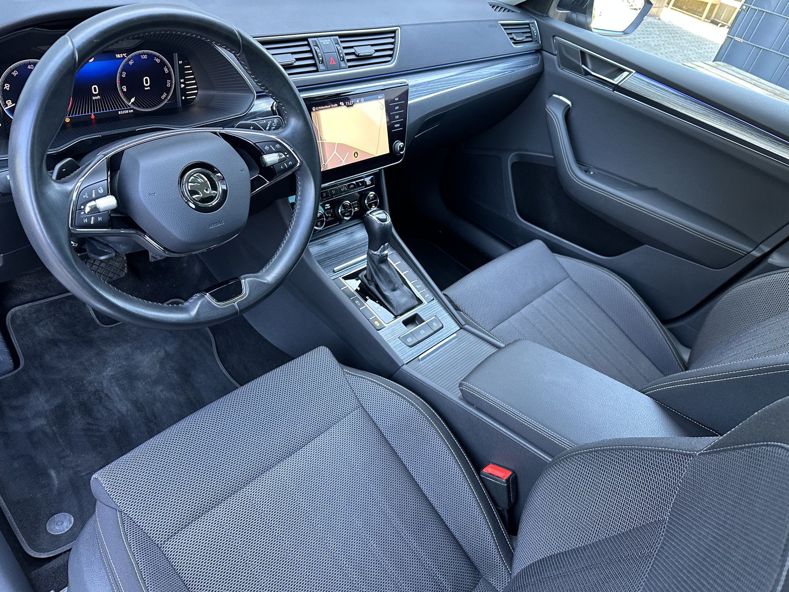 Fahrzeugabbildung SKODA Superb Combi 2.0 TSI DSG Style NAV+LED+ACC+AHK