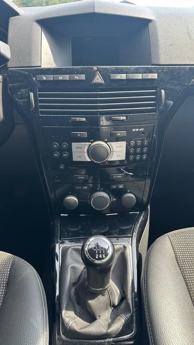 Opel Astra 2009 — photo 9
