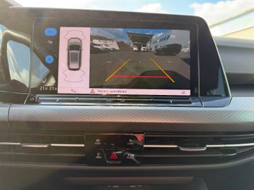 Volkswagen Golf VIII Var. Active+AHK+LED+SHZ+LHzg+Navi+Kame