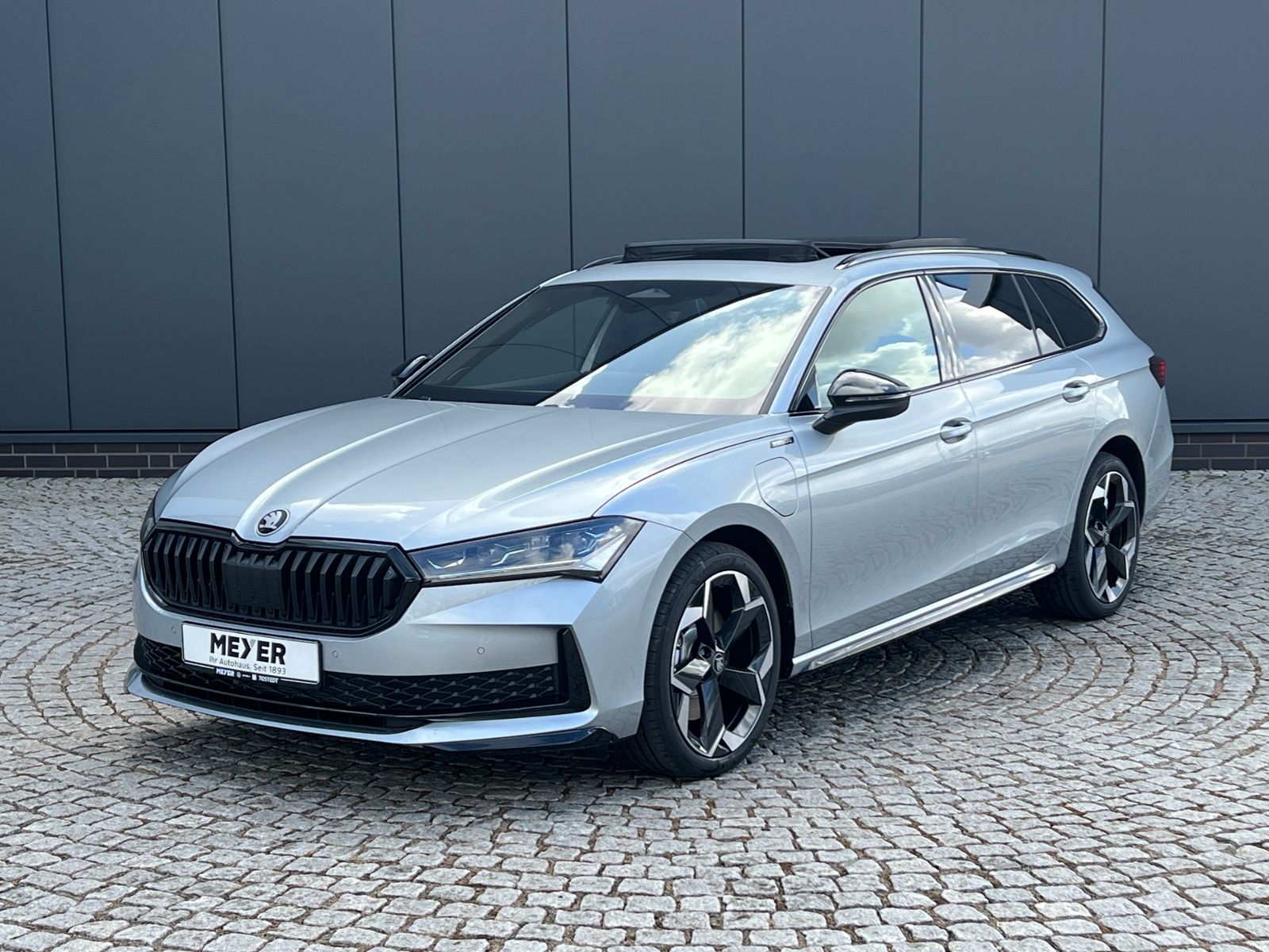 Fahrzeugabbildung SKODA Superb Combi  Sportline 1.5 TSI IV DSG *AHK, Nav