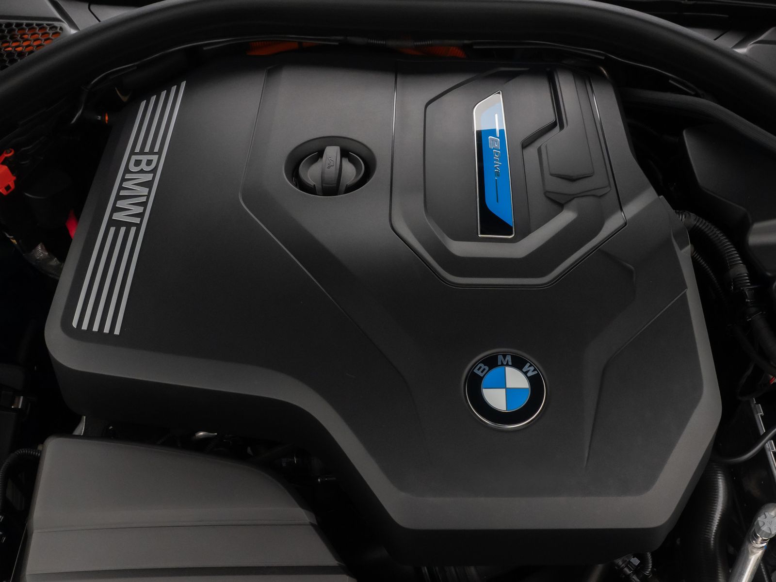 Fahrzeugabbildung BMW 320e HUD Alarm DAB Kamera GeschwindigReg Widscre