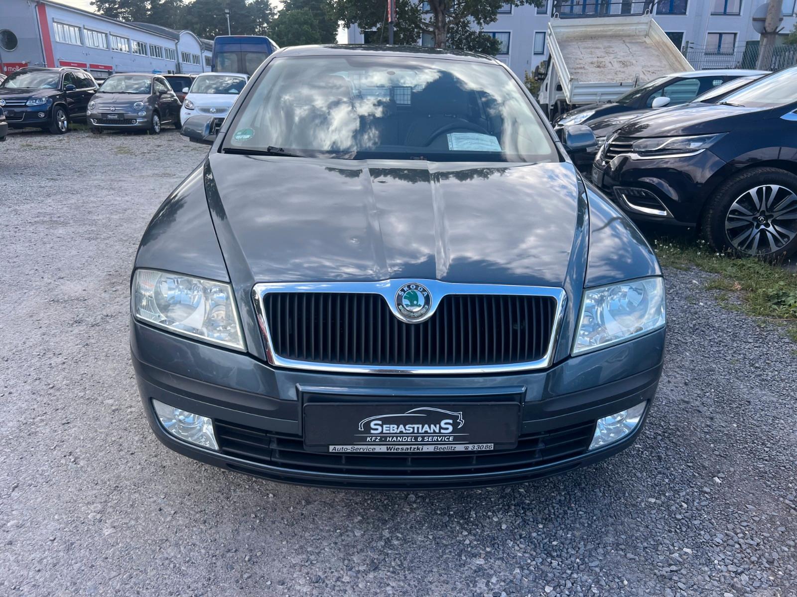 Skoda Octavia 2006 — rear view