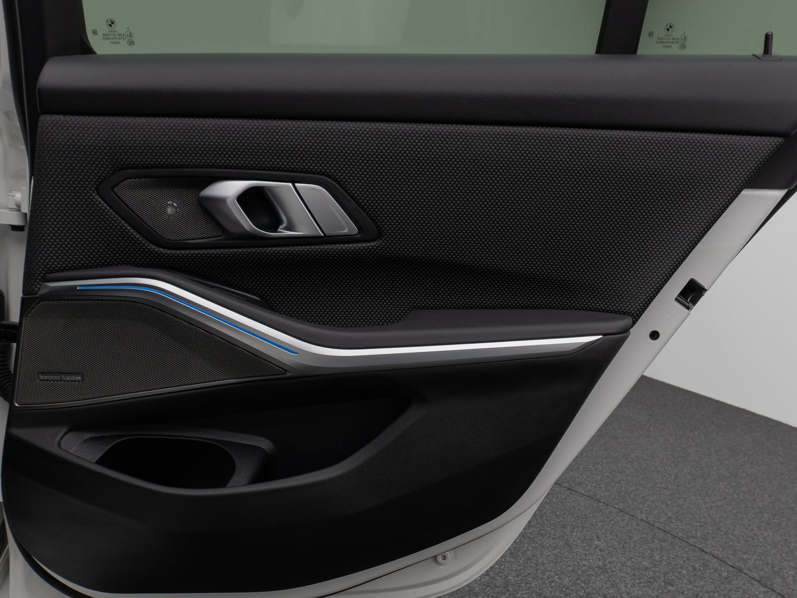 Fahrzeugabbildung BMW 330e Panorama Laser HUD DAB H/K Komfort Alarm