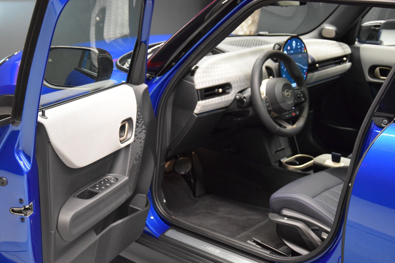 Fahrzeugabbildung MINI Cooper C Favoured Trim 5-Türen Paket-L Pano h/k