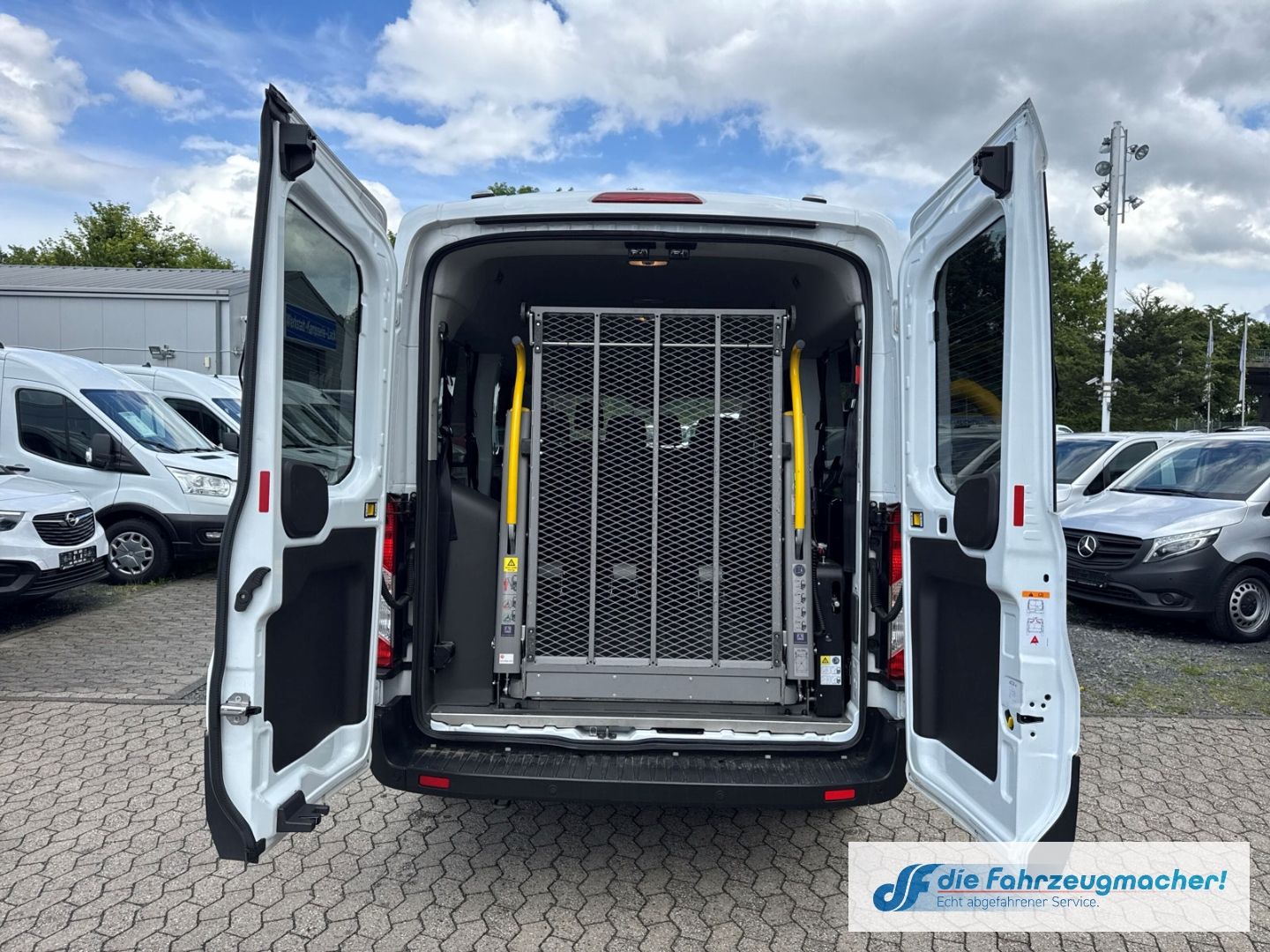 Fahrzeugabbildung Ford Transit Kombi 350 L3 Trend Lift Temp Tel.-Vorb.