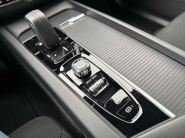 Fahrzeugabbildung Volvo XC60 2.0 PHEV R-Design Expression Recharge Plug-