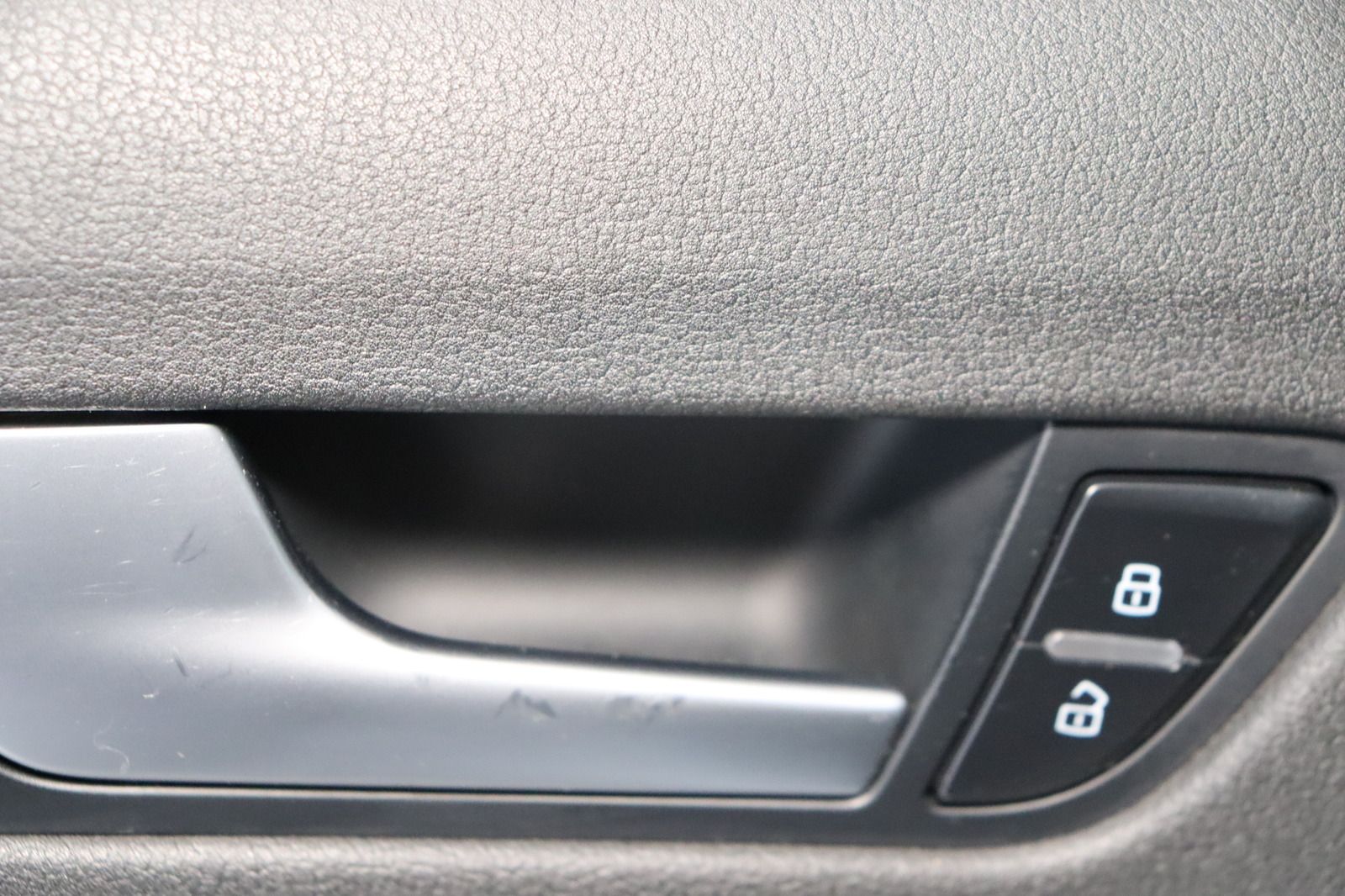 Fahrzeugabbildung Audi A4 1.8 TFSI Attraction Avant S-line * Bi-Xenon *