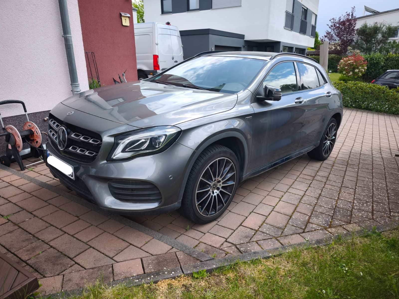 MERCEDES-BENZ GLA 200 AMG Line Panorama 360Kamera