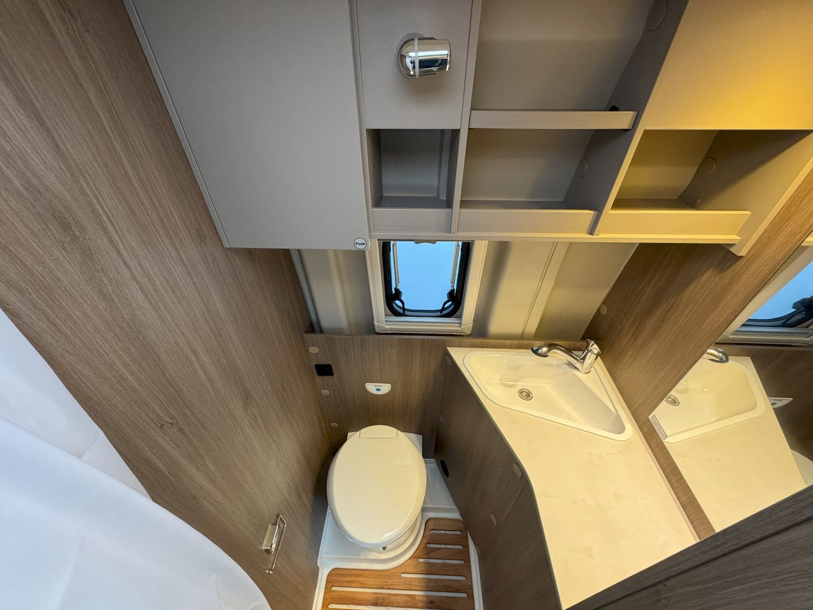 Fahrzeugabbildung Carado CV 600 Entry - 5.702€ Sparen!