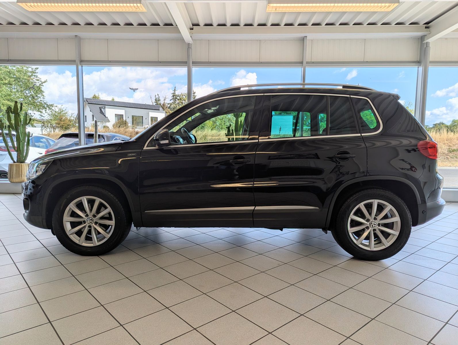 Fahrzeugabbildung Volkswagen Tiguan 1.4 TSI DSG Lounge DYNAUDIO AHK Kamera