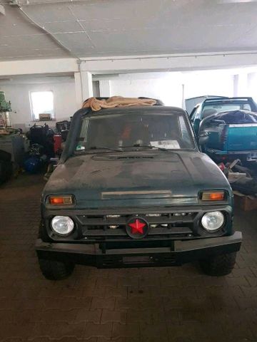 Lada Niva mit LPG Offroad Projekt