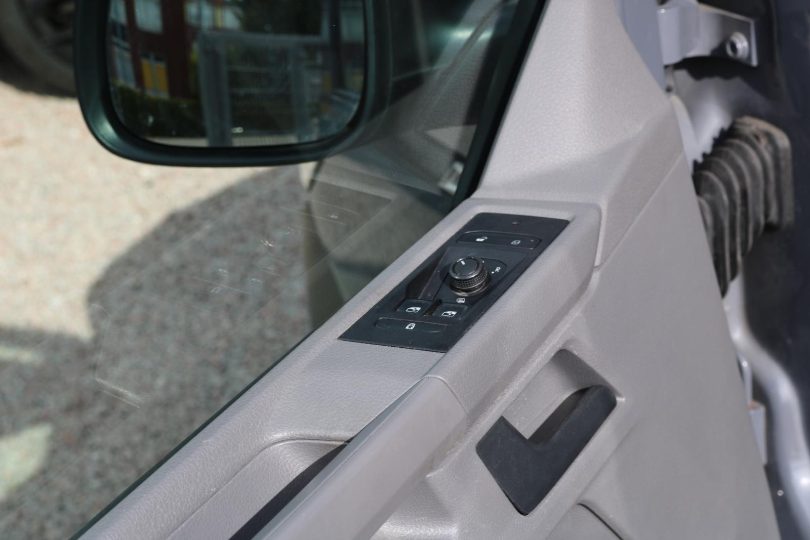 Volkswagen T6 Caravelle 2.0 TDI/9-SITZE/KAMERA/NAVI/AHK/PDC