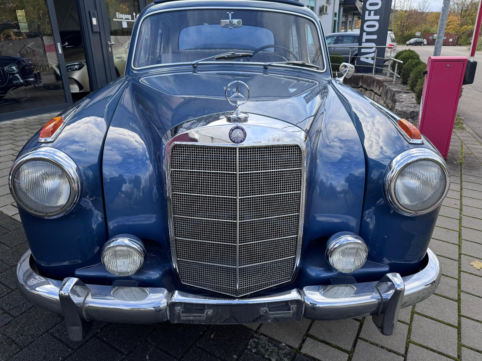 Fahrzeugabbildung Mercedes-Benz 220 S Ponton aus dem Jahr 1956