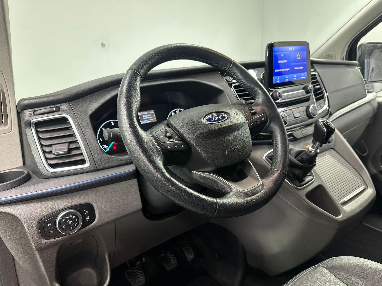 Fahrzeugabbildung Ford Tourneo Custom 320  L1H1 *AHK*ACTIVE*8-Sitzer*