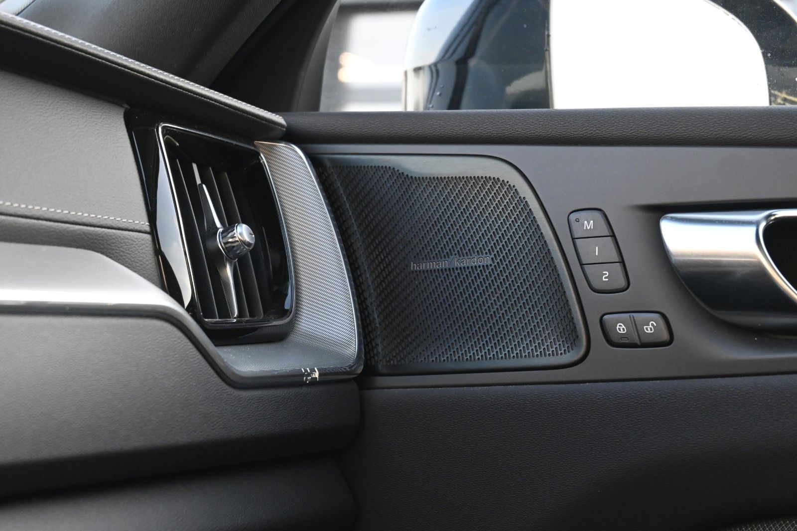 Fahrzeugabbildung Volvo XC60 T8 Ultimate Dark AWD*AHK*360°*PANO*