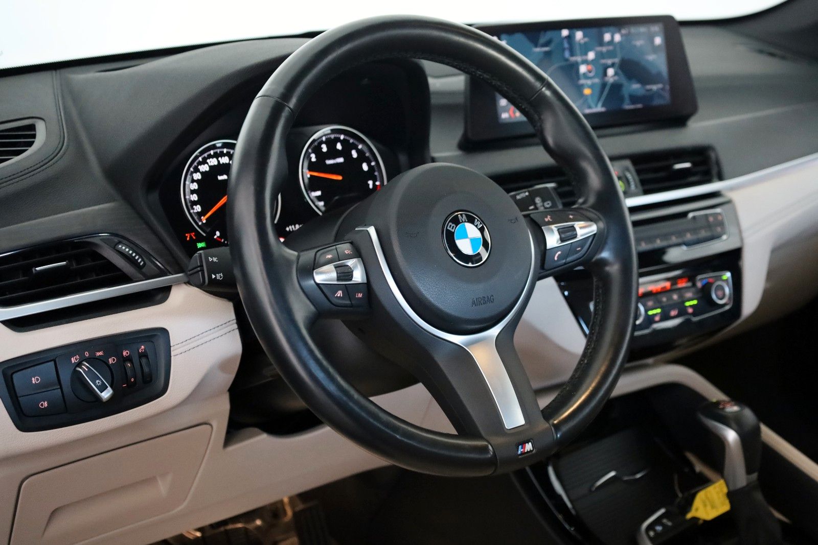 Fahrzeugabbildung BMW X1 xDrive 25e M Sport, Leder,Navi,ACC,HUD,Kamera