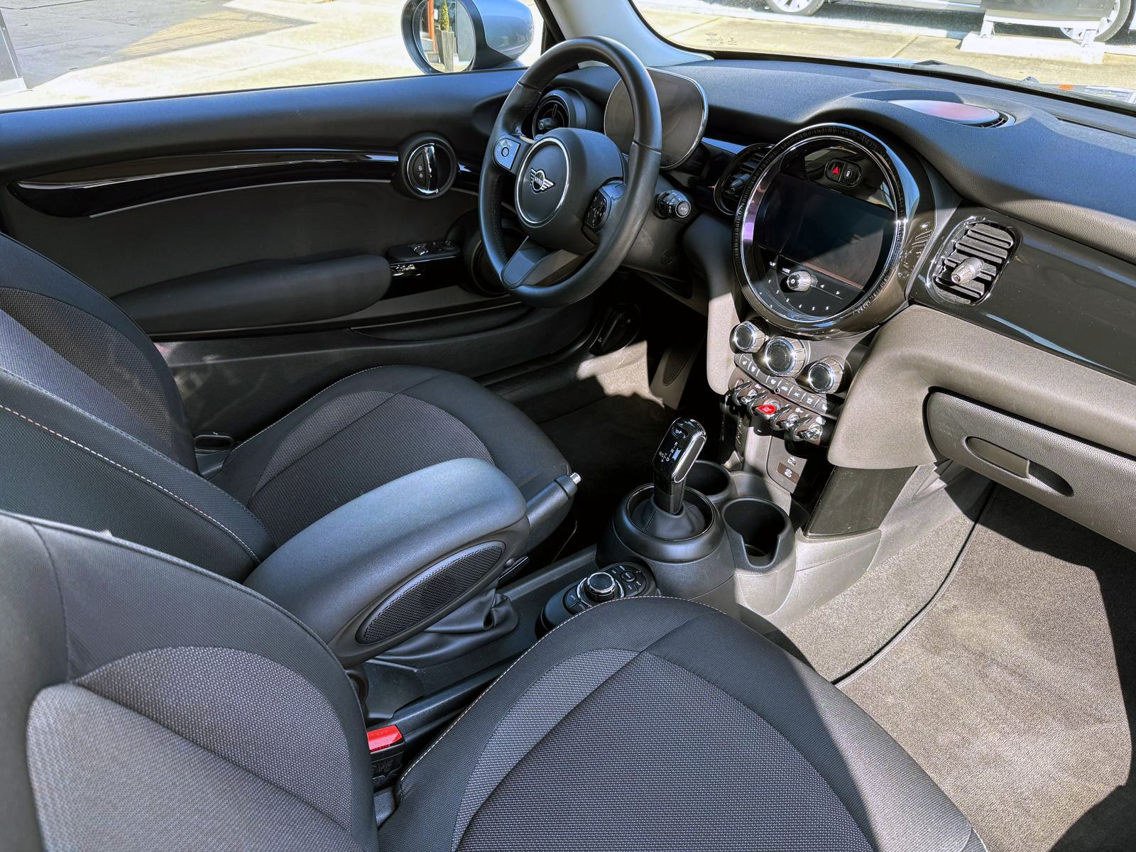 Fahrzeugabbildung MINI Cooper Aut. Essential-Trim LED KAM PDC SHZ AMBI