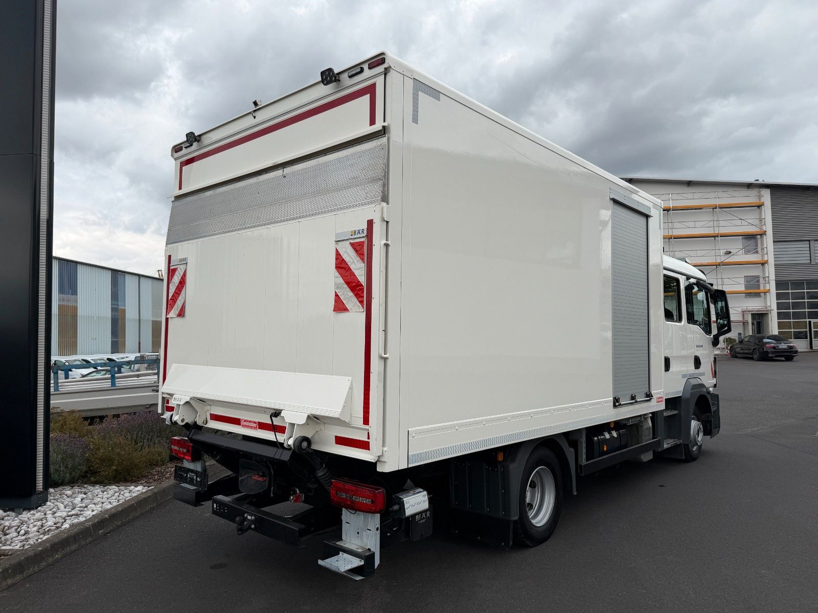 Fahrzeugabbildung MAN TGL 12.250 4x2 BB DoKa LBW 6 Sitze 2 AHK 2 Rollo