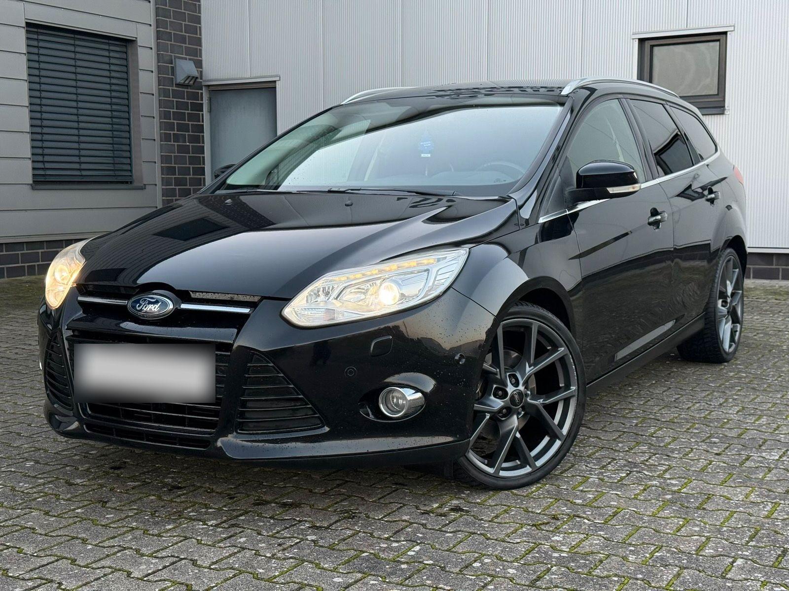 Ford Focus 2012 — interior
