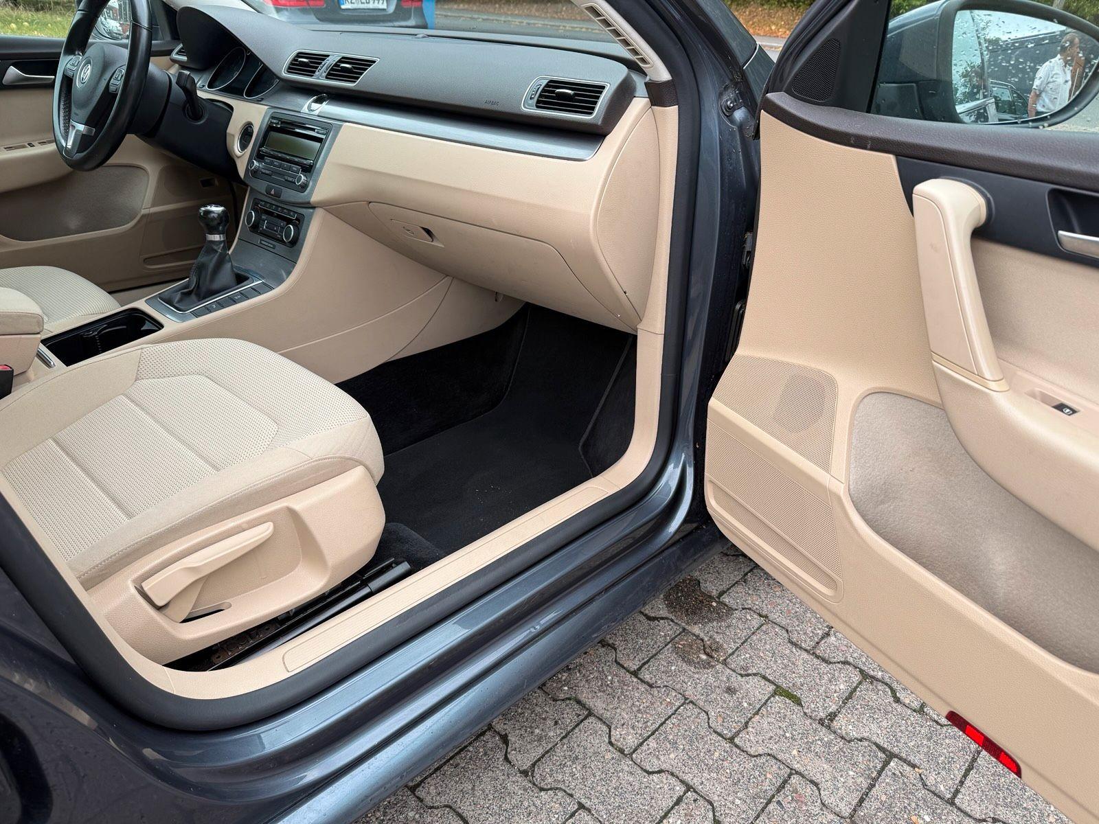 Volkswagen Passat 2011 — photo 11