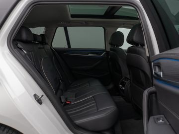 Fahrzeugabbildung BMW 530e Tour Luxury Line HiFi Pano AHK Kamera DAB