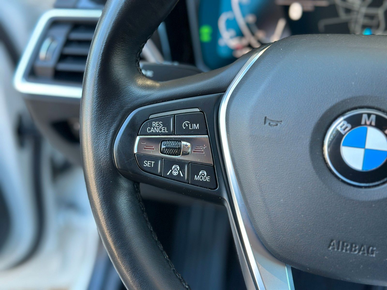 BMW 330e LC.PRO ACC LASER CARPLAY HUD HiFi KAMERA foto 24