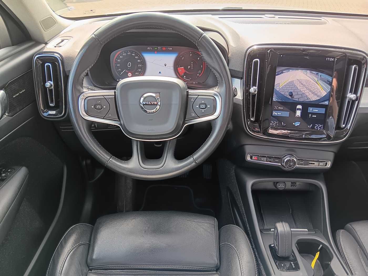 Fahrzeugabbildung Volvo XC40 D4 AWD Aut. Momentum Pro 'Glasdach, AHK'