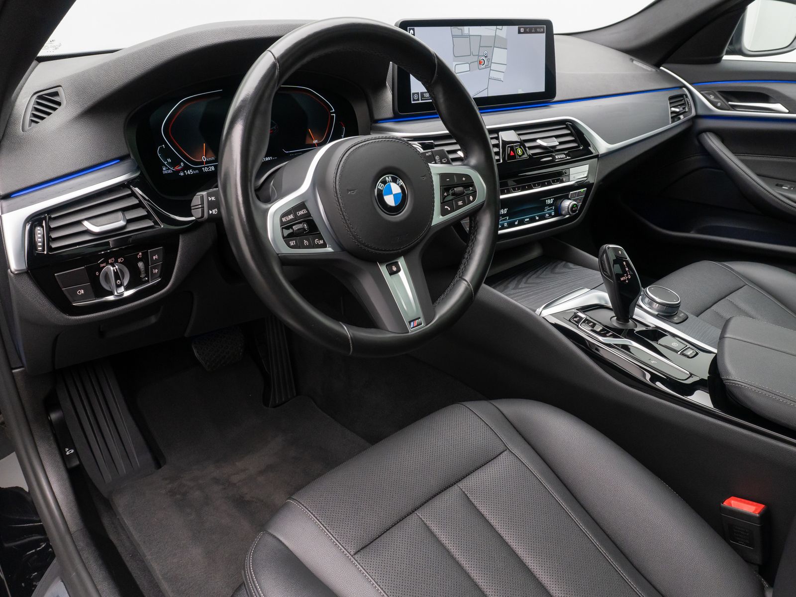 Fahrzeugabbildung BMW 530d xD Alarm HUD DAB Kamera DisplayKey Panorama
