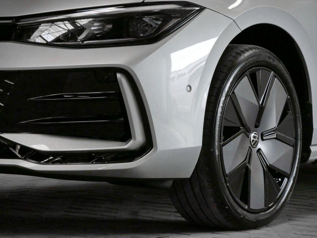 Fahrzeugabbildung Volkswagen Passat Variant R-Line 2.0  TDI DSG AHK Pano