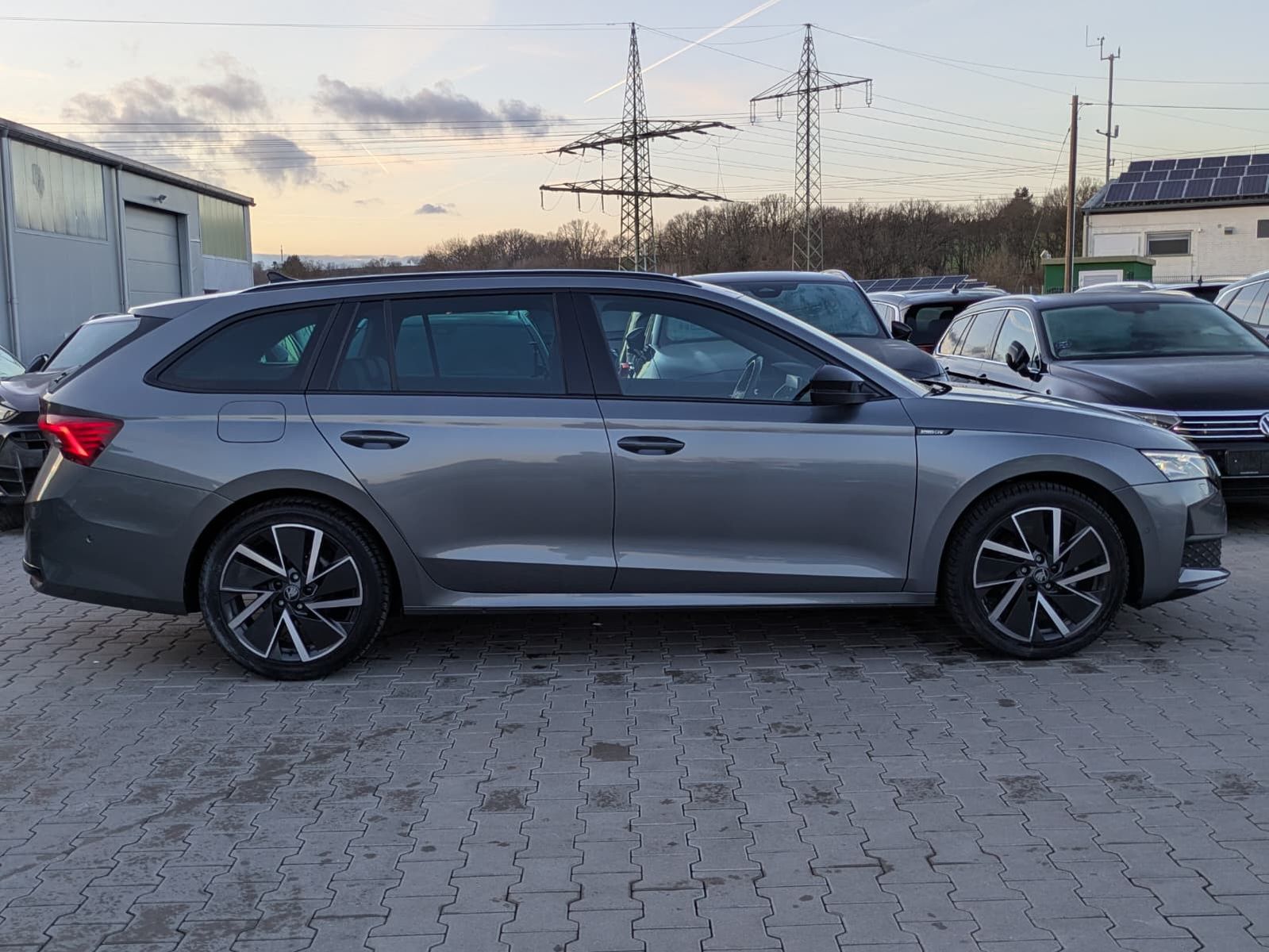 Fahrzeugabbildung SKODA Octavia 1.5 DSG Sportline PANO*MATRIX*AHK*5J.GAR