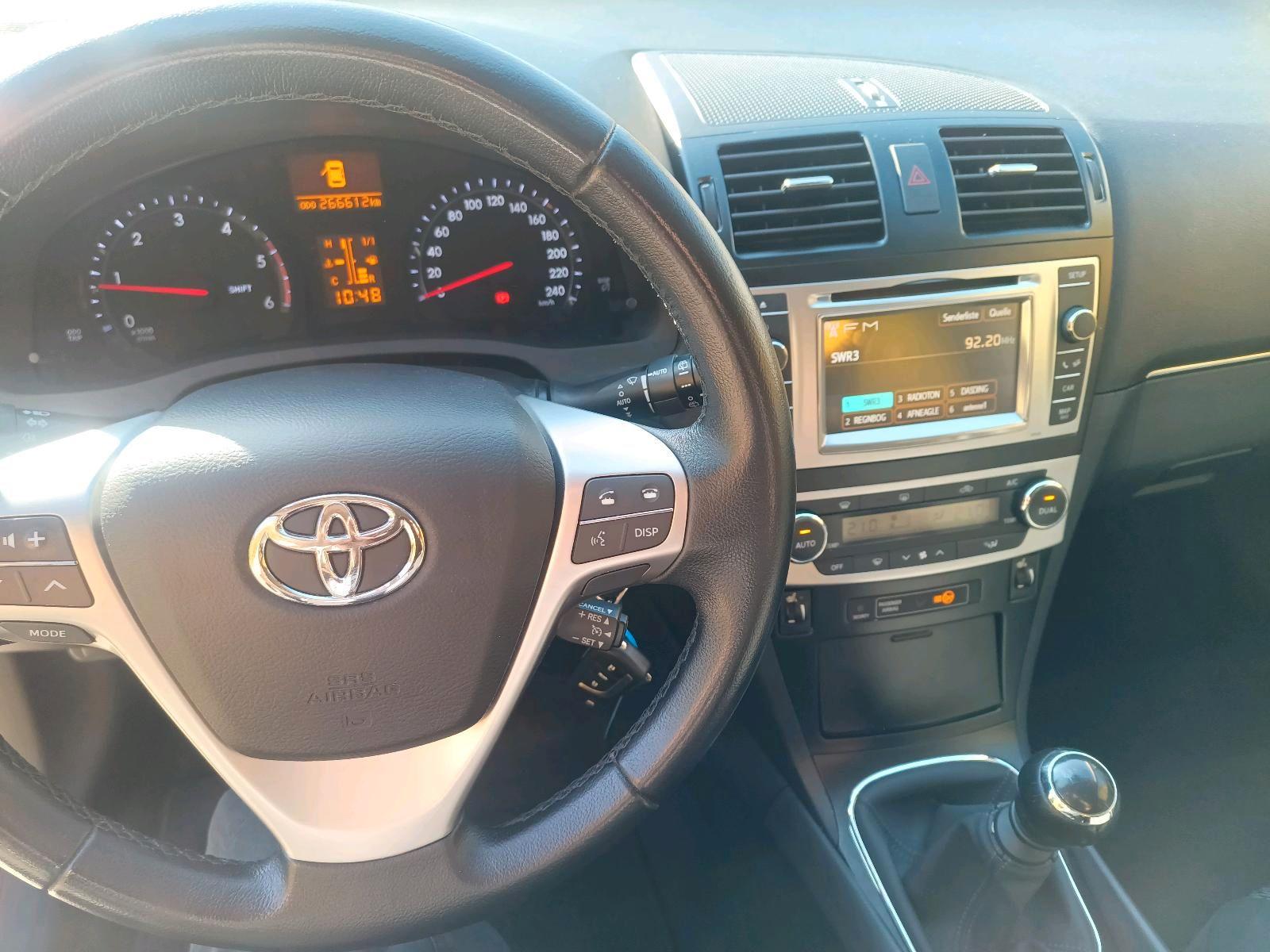 Toyota Avensis 2013 — фото 10