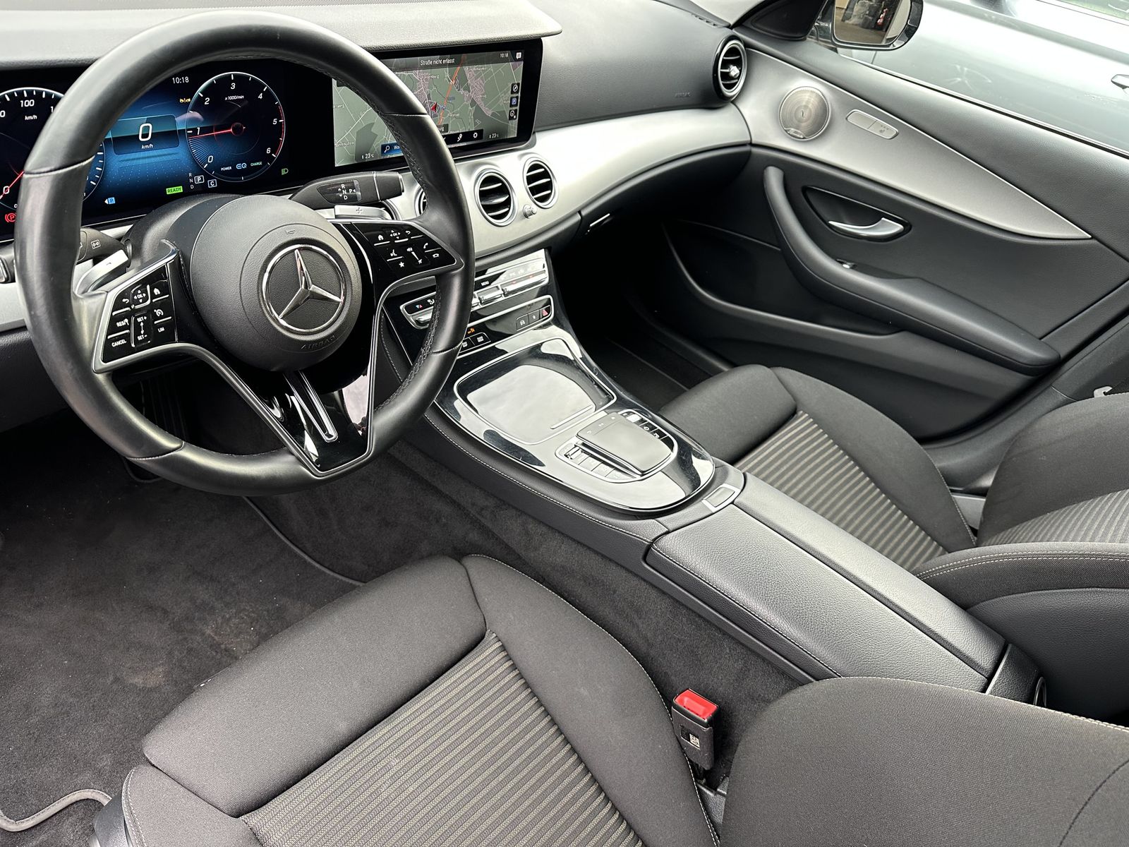 Fahrzeugabbildung Mercedes-Benz E 220d T Avantgarde NAV+LED+KAM+AHK+BURMEISTER