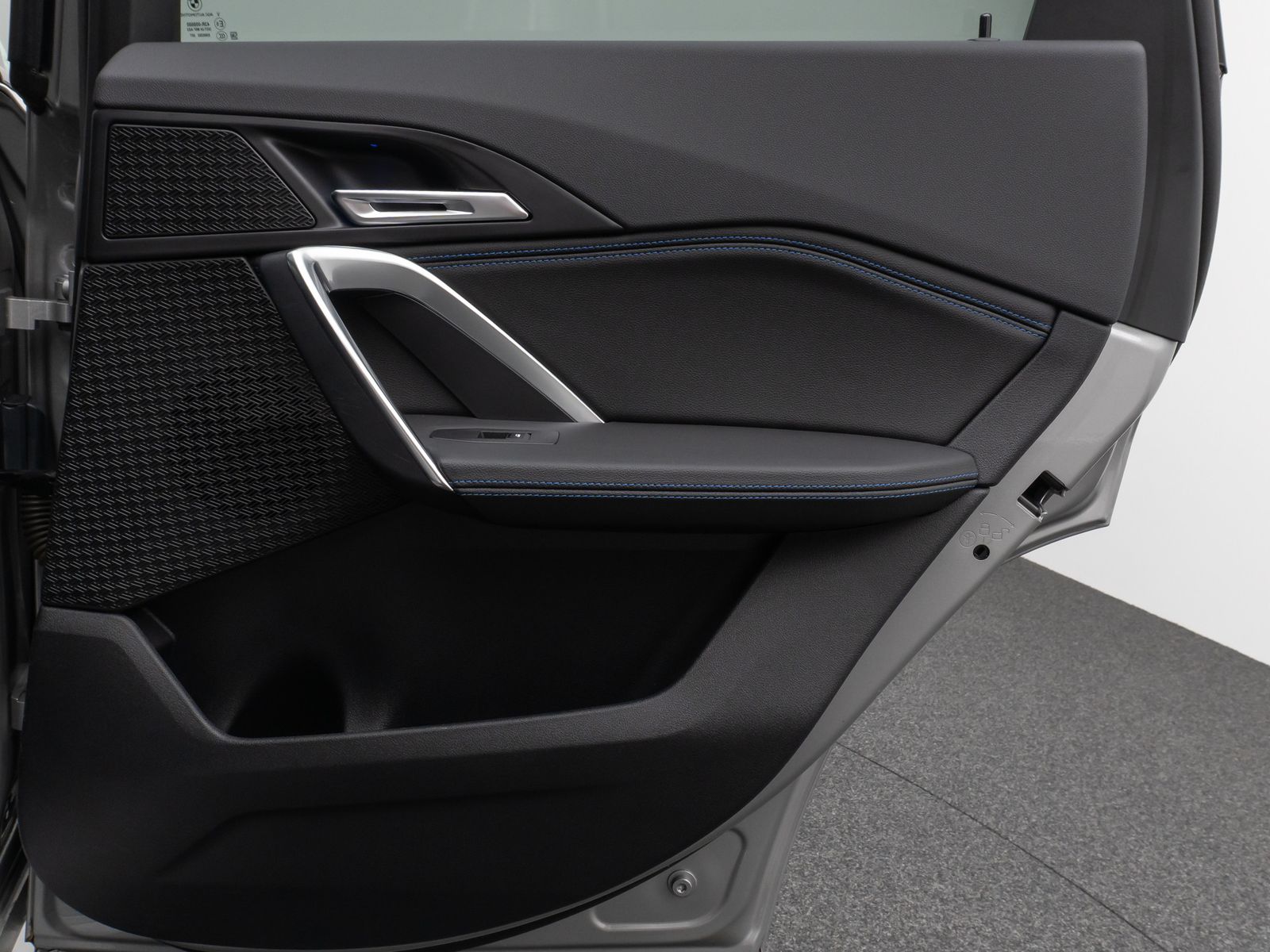 Fahrzeugabbildung BMW iX1 xD30 M Sport DAB Panorama Kamera Komfort 19"