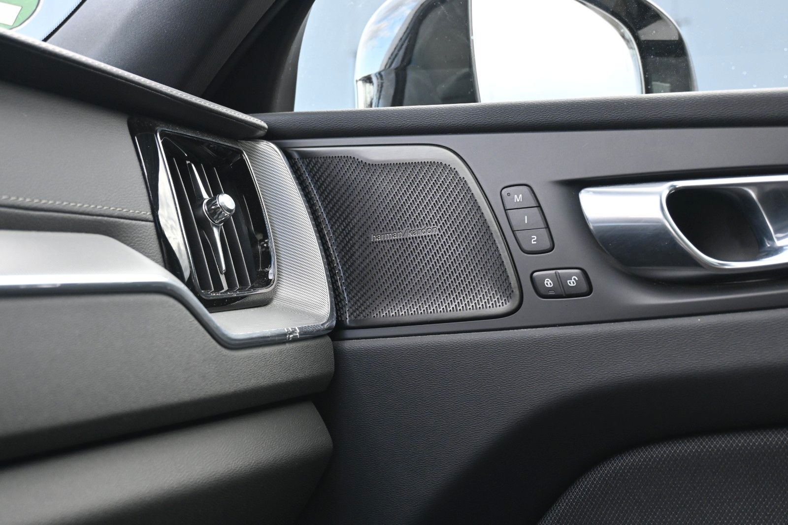 Fahrzeugabbildung Volvo XC60 B4 Ultimate Dark AWD*LUFT*360°*SDTHZG*LED