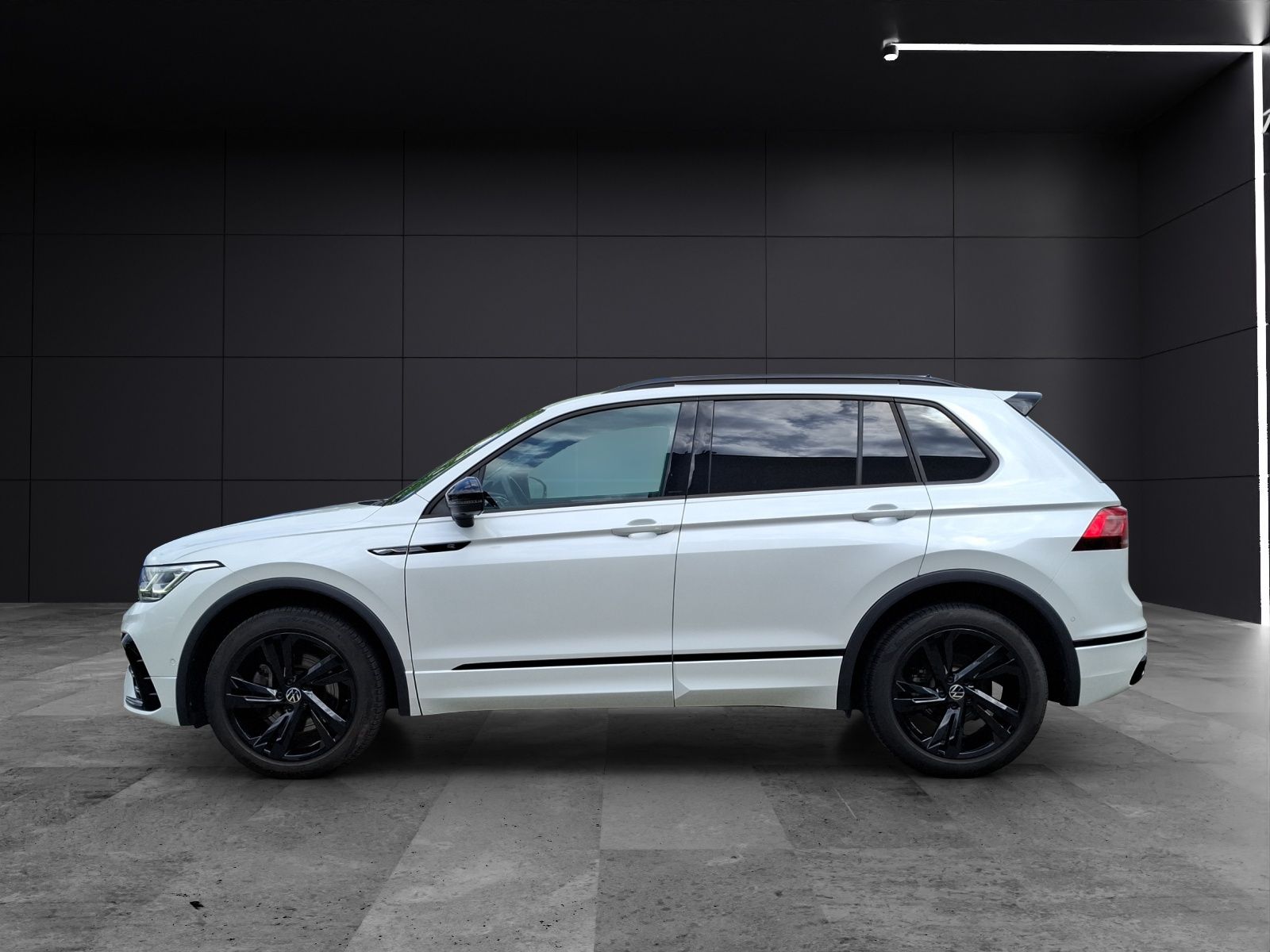 Fahrzeugabbildung Volkswagen Tiguan TSI R-Line DSG 4M Matrix AHK Navi AID ACC