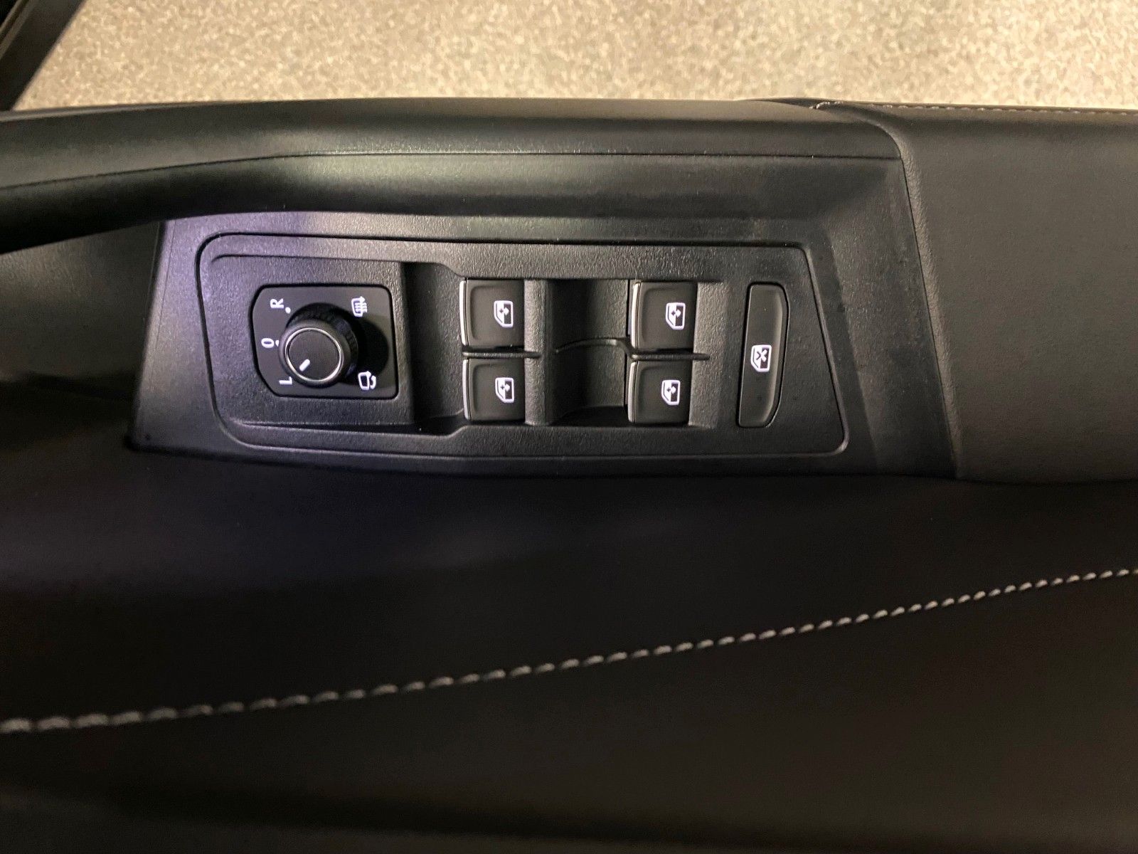 Fahrzeugabbildung Volkswagen T-Roc 1.5 TSI DSG R-Line+ACC+AHK+19"+KAMERA+LED+