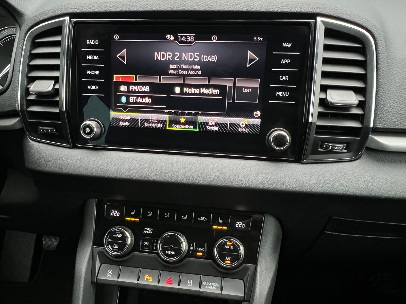 Fahrzeugabbildung SKODA Karoq Ambition 1.5 TSI *AHK, Climatronic, Sitzhz