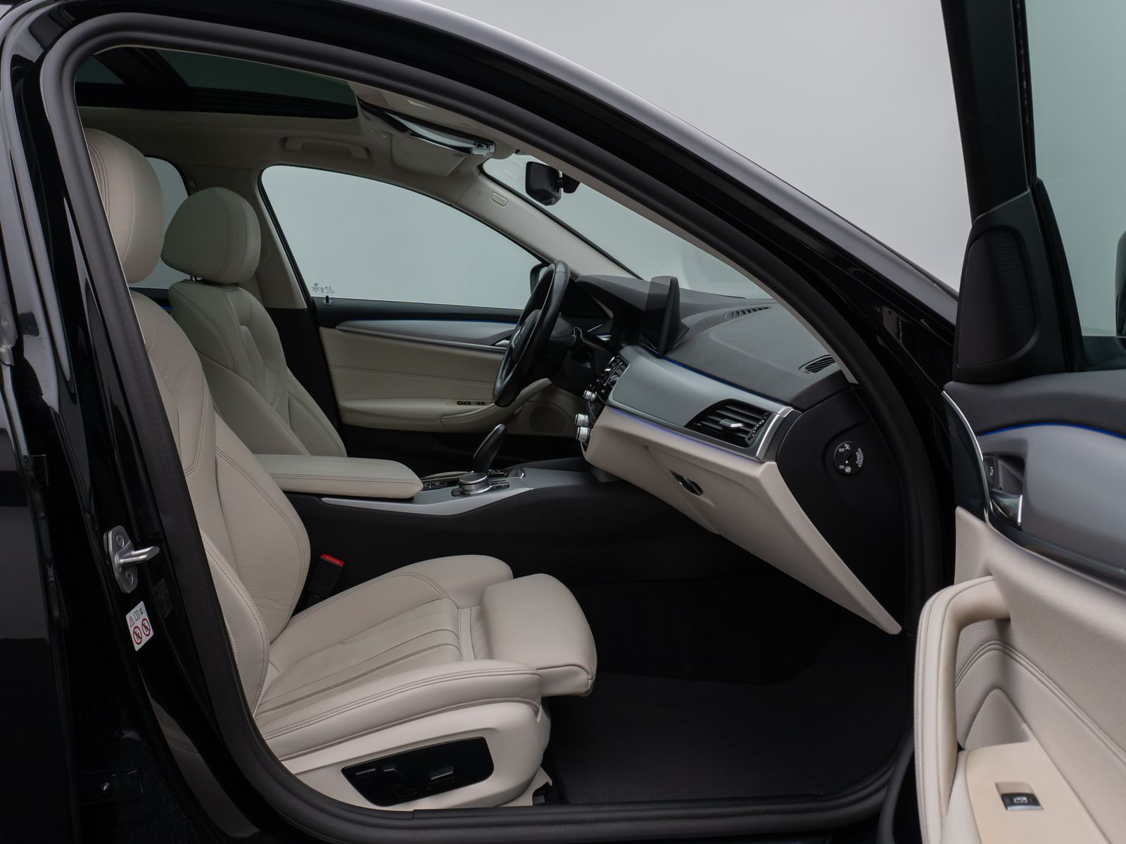 Fahrzeugabbildung BMW 530d  Panorama Kamera Laser HUD DAB HiFi Komfort