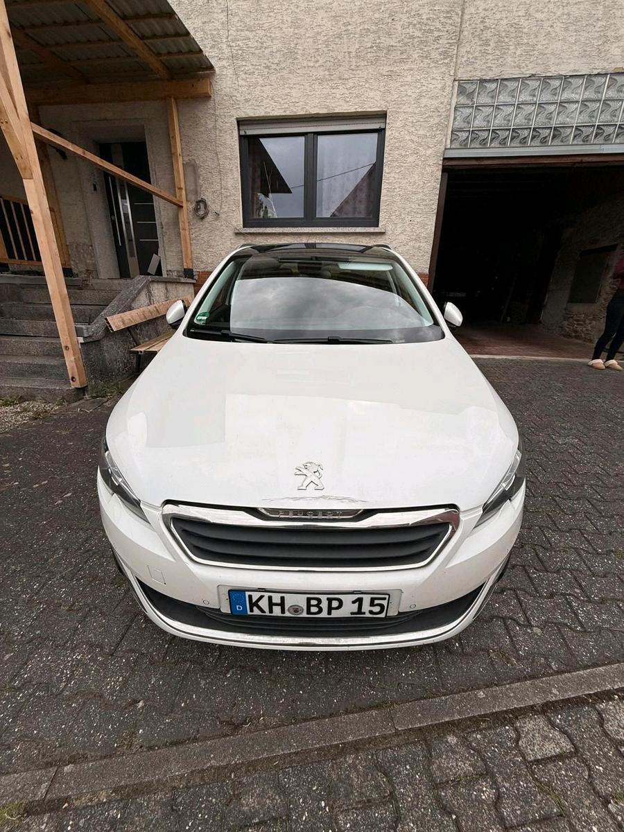 Peugeot 308 2015 — rear view
