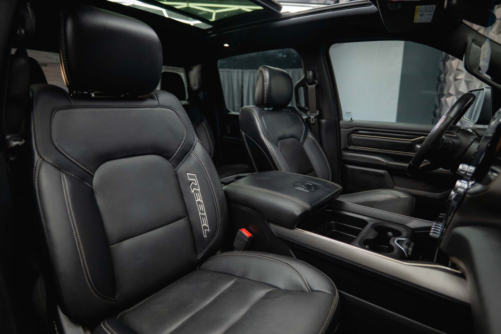 Fahrzeugabbildung Dodge RAM 5.7 V8 HEMI 4x4 REBEL LIMITED RamBox ACC 19%