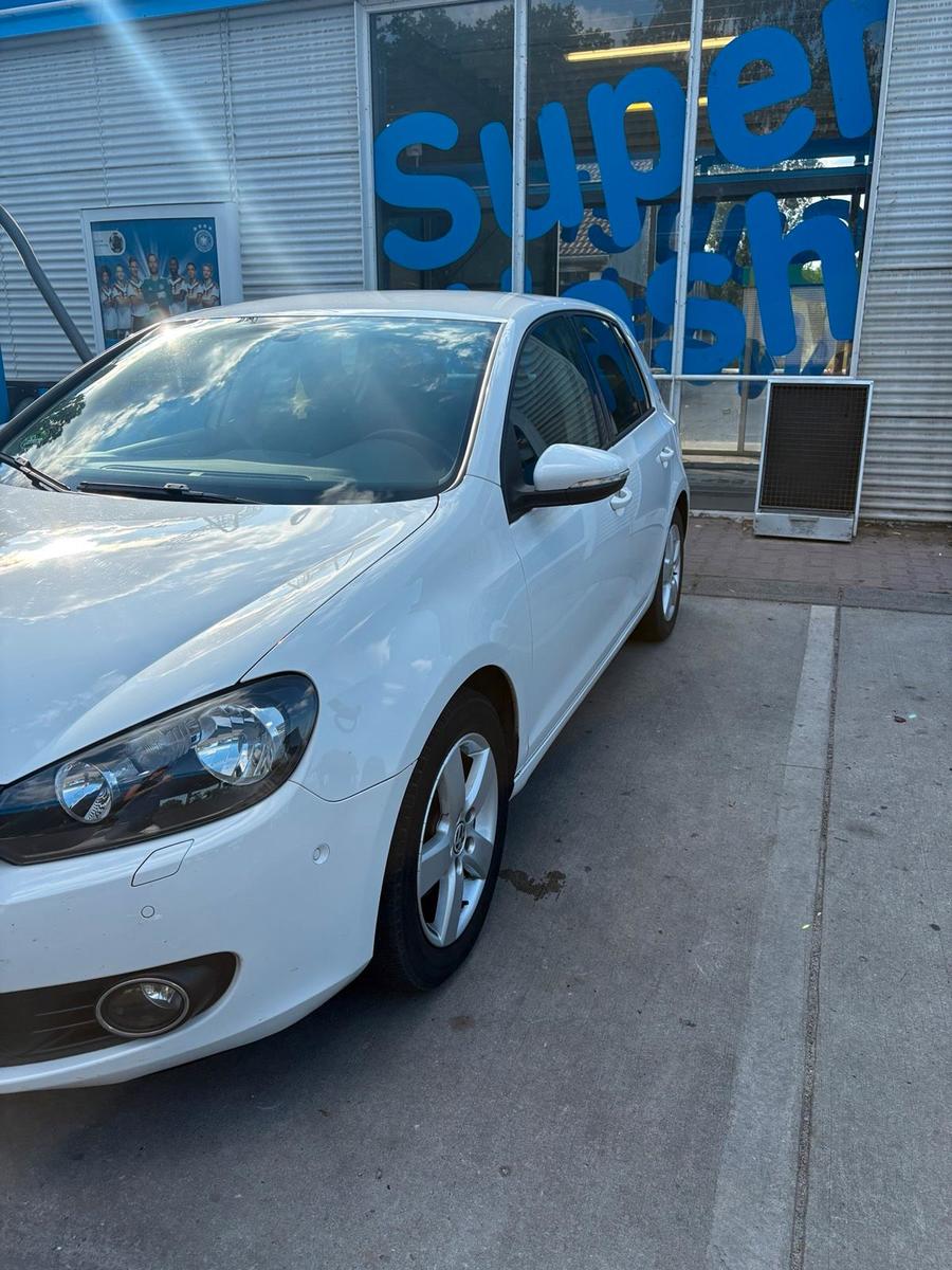 Volkswagen Golf 2010 — салон