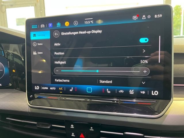 Fahrzeugabbildung Volkswagen Golf 1.5 eTSI DSG LIFE PANORAMA NAVI GJR HUD