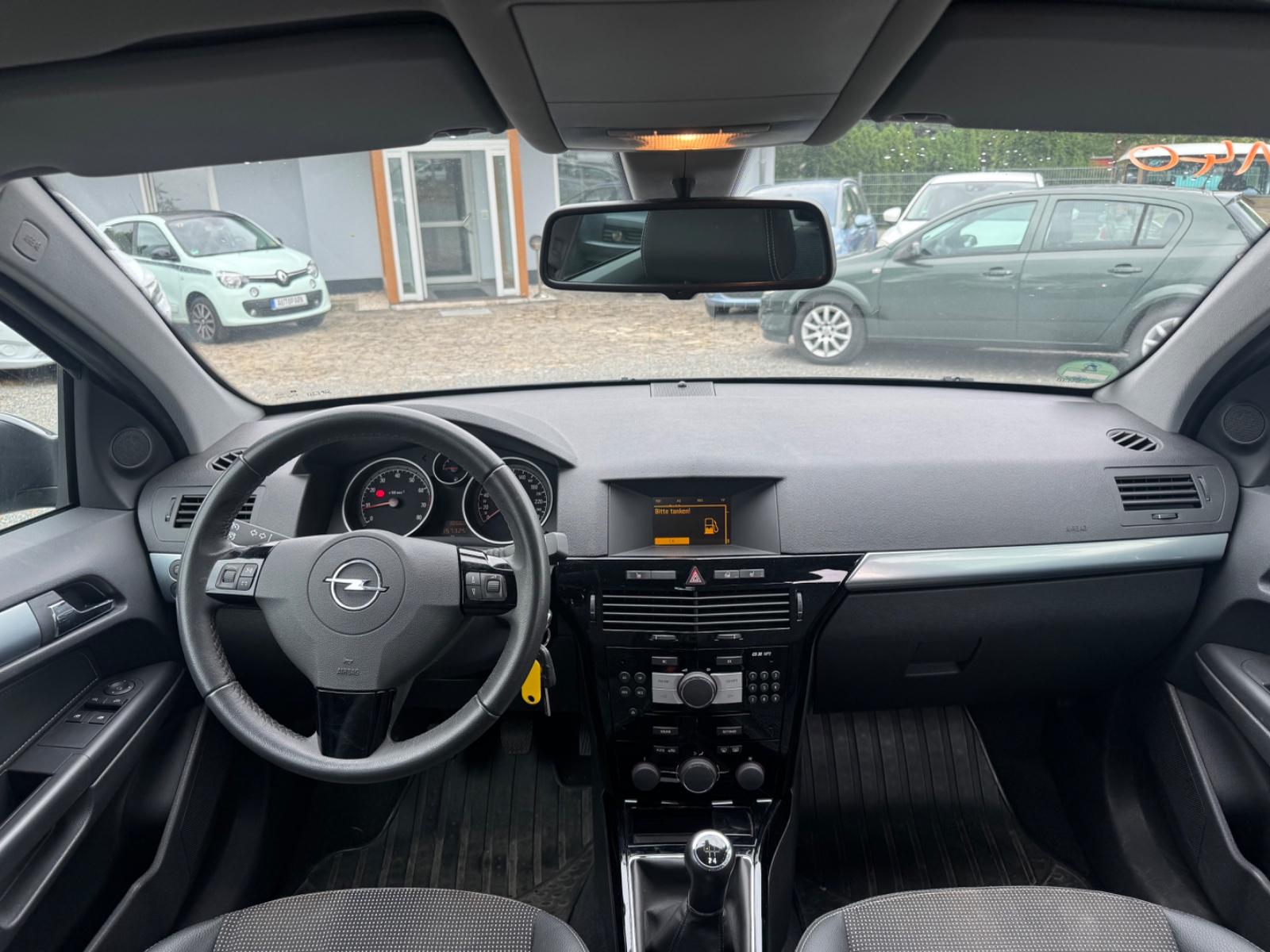 Opel Astra 2009 — photo 11