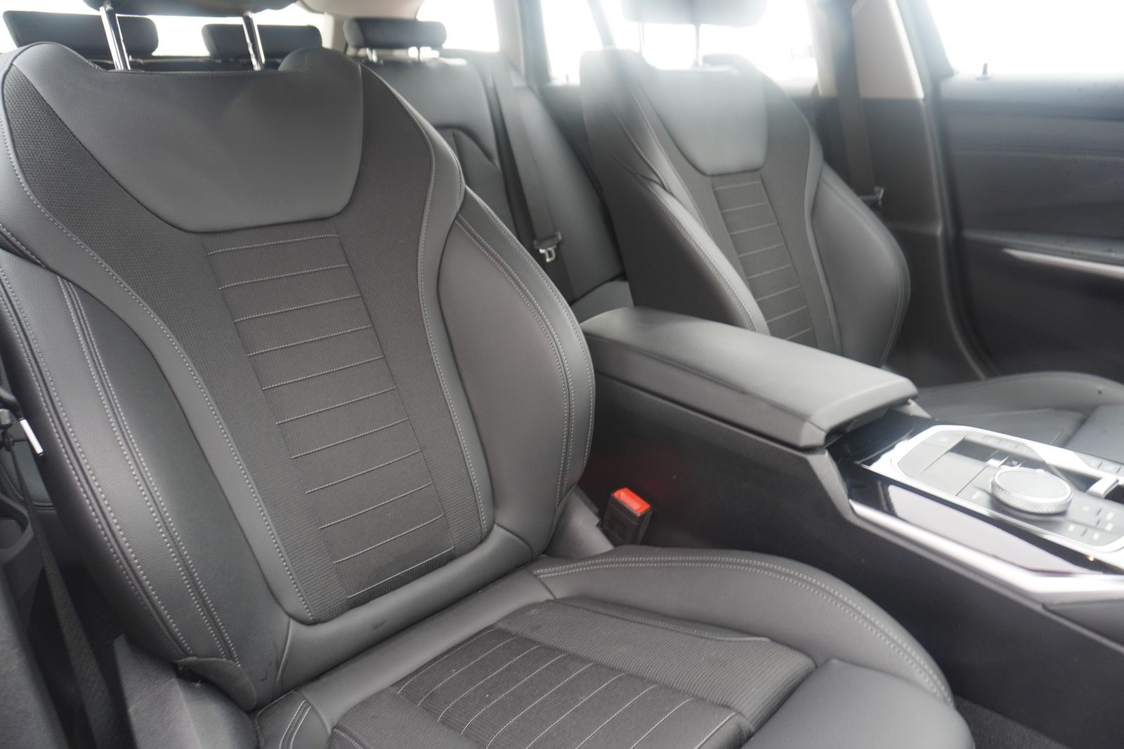 BMW 318i Touring Aut. LED Navi Teilleder Sportsitze foto 10