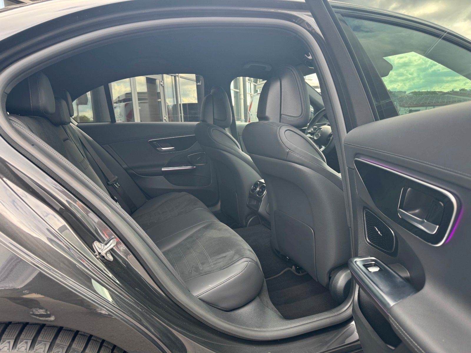 Fahrzeugabbildung Mercedes-Benz C 400e 4M AMG+HUD+RFK+TotW+Ambiente+Night