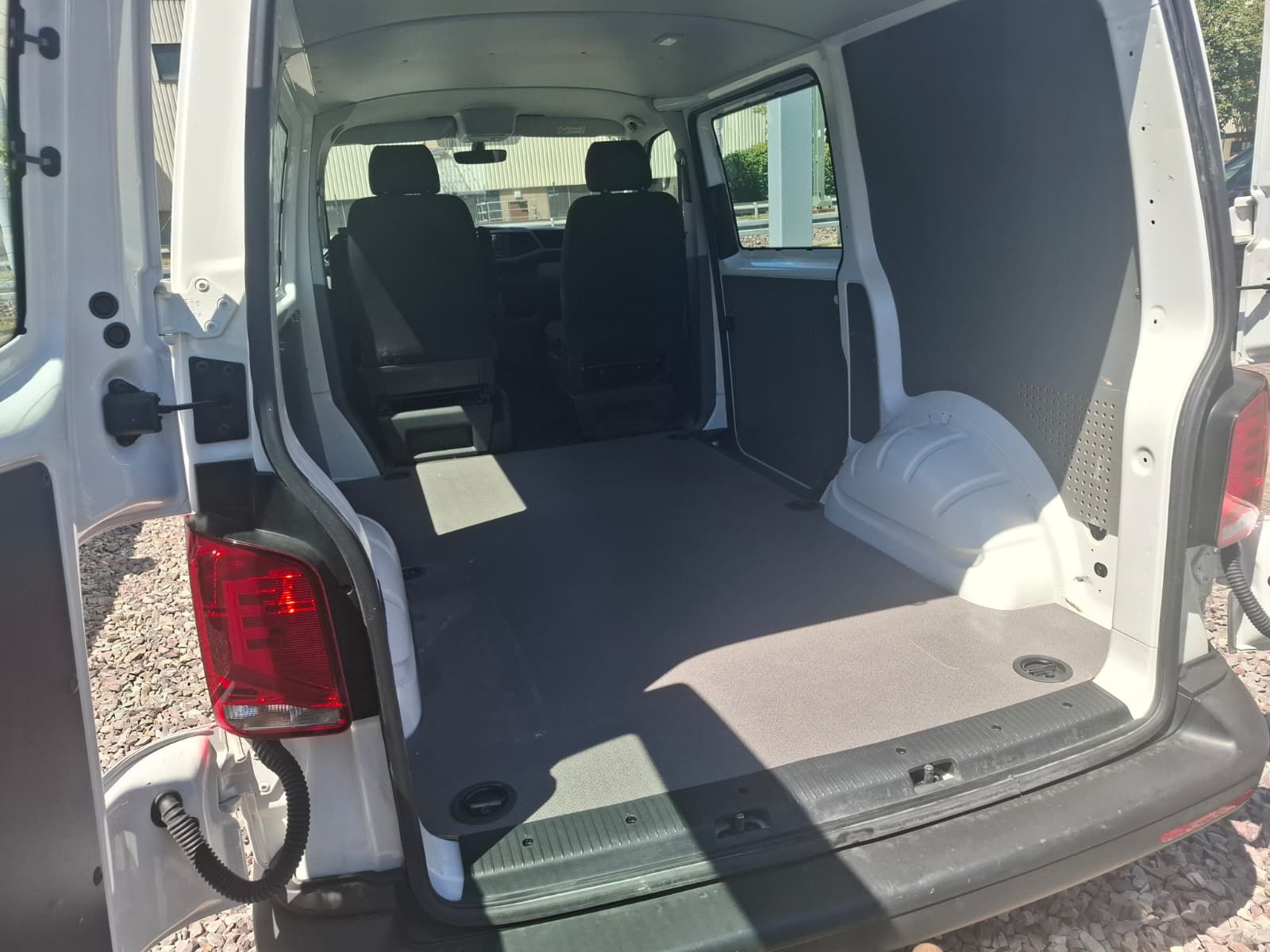 Fahrzeugabbildung Volkswagen T6.1 Transporter Kasten 2,0 TDI +AHK+Licht&Sicht